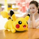 Pakket Knuffels Pikachu Met Grote Glimlach Twee Stuks Pokémon De Knuffel