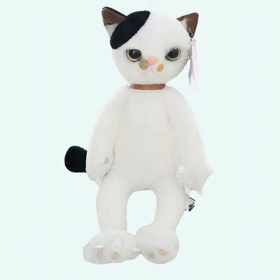 Witte Knuffelkat Zittend met Zijdeachtige Zwarte en Witte Vacht De Knuffel