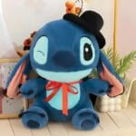 Stitch Knuffel met Zwarte Cape en Chapeau Melon met Rode Stropdas De Knuffel