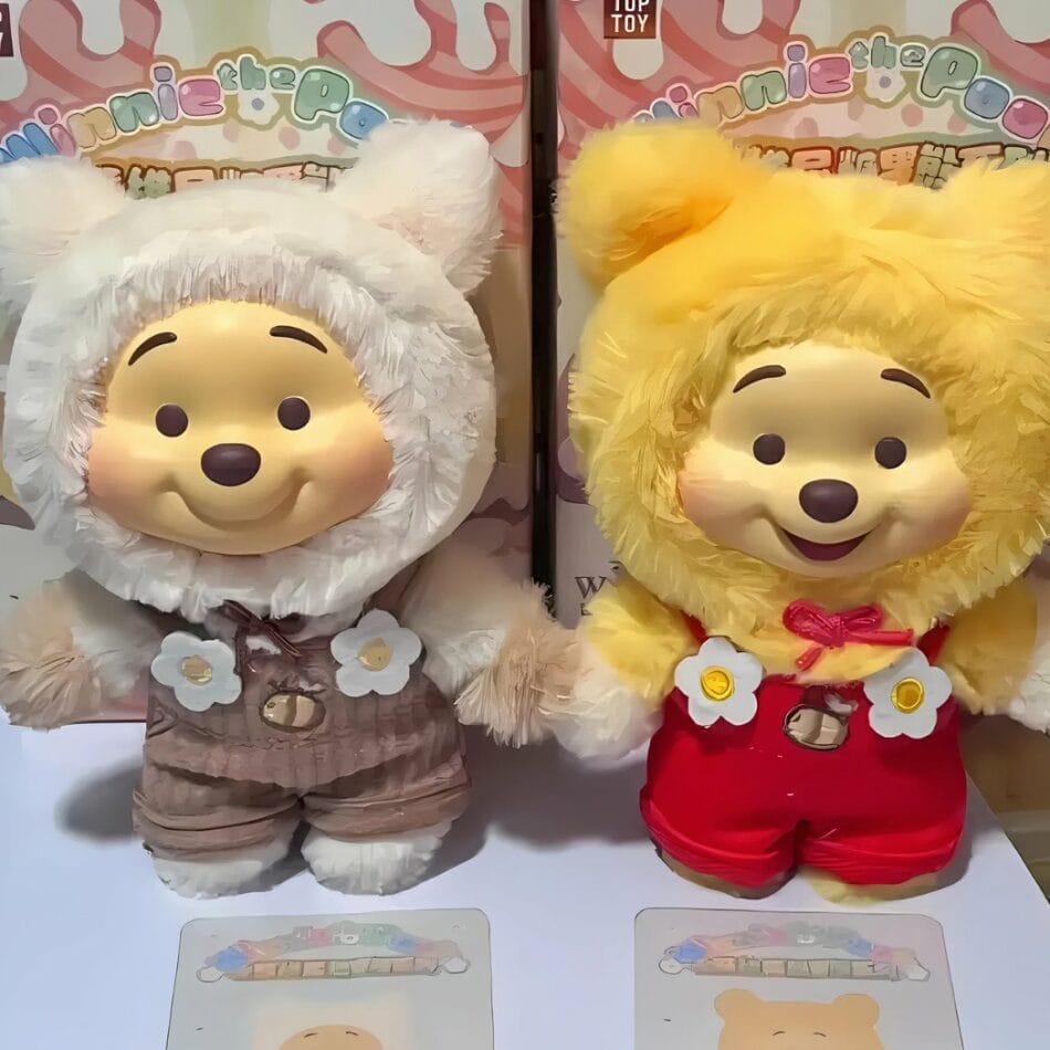 Winnie Labubu-Stijl Knuffel met Kleurrijk Kostuum De Knuffel