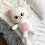 Jiniret Knuffel Stray Kids SKZOO Witte Vacht Met Roze Accenten De Knuffel