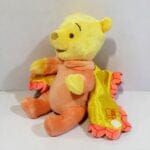 Winnie de Pooh Knuffel met Roze Deken en Jurkje De Knuffel