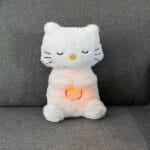 Ademend Knuffelkat Met Slaapliedje En Rustgevend Licht In Buik De Knuffel