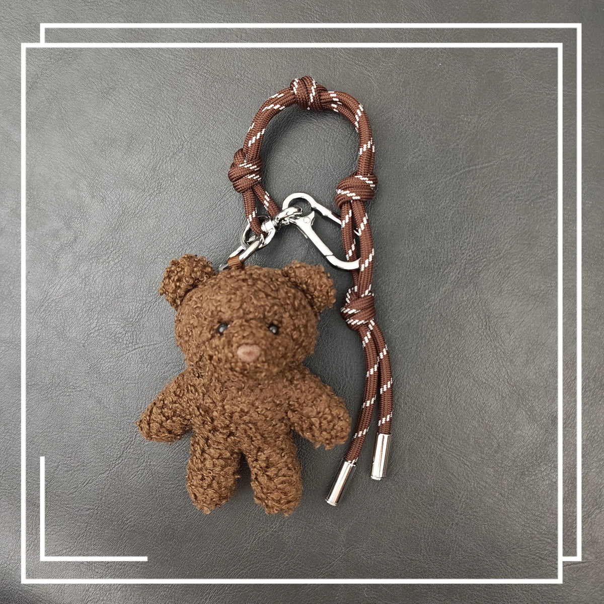 Beer Knuffel Bag Charm | Pluche Tashanger Kaki of Koffiebruin De Knuffel