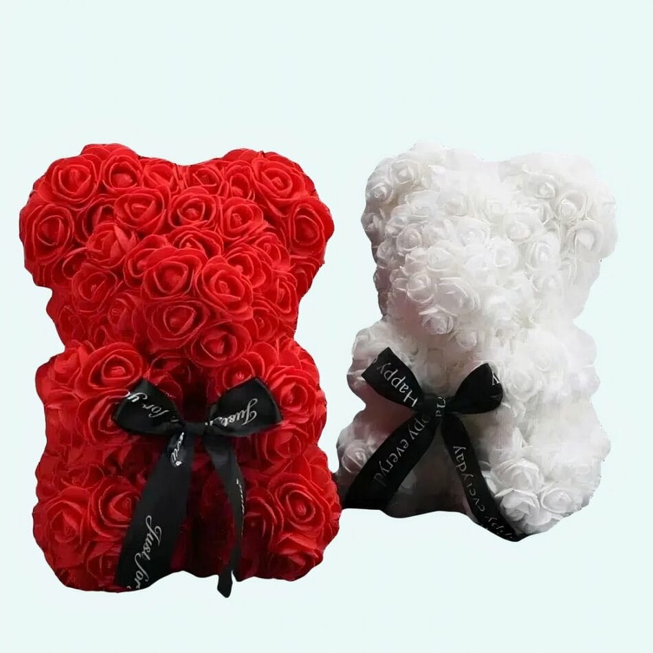 Beertje en Kunstmatige Rozen met Strik voor Valentijnsdag De Knuffel