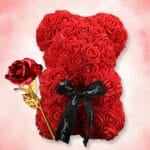 Beertje en Kunstmatige Rozen met Strik voor Valentijnsdag De Knuffel