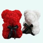 Beertje en Kunstmatige Rozen met Strik voor Valentijnsdag De Knuffel