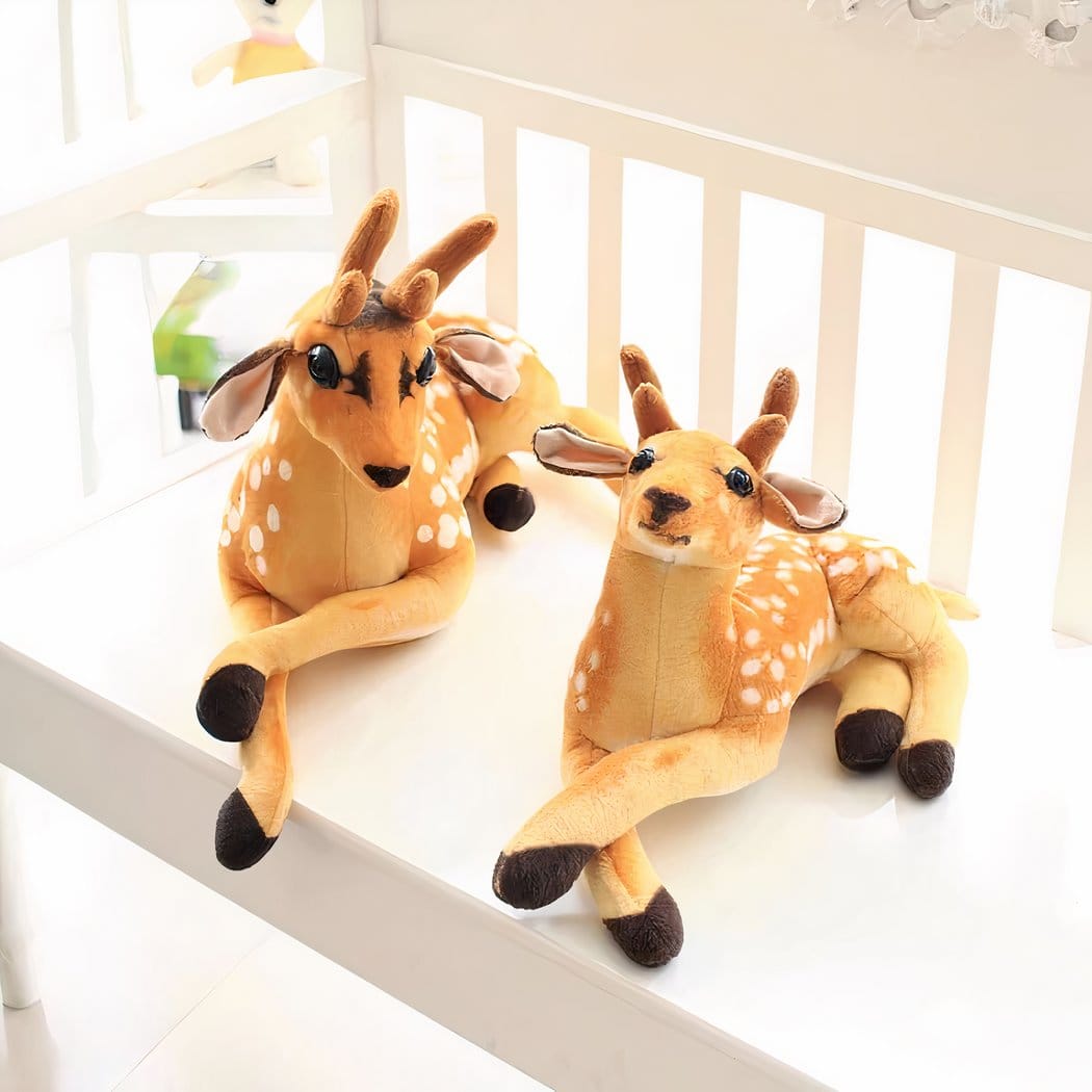 Beige Hert Knuffel met Lange Poten en Witte Vlekjes Kerstdecoratie De Knuffel