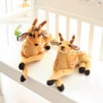 Beige Hert Knuffel met Lange Poten en Witte Vlekjes Kerstdecoratie De Knuffel