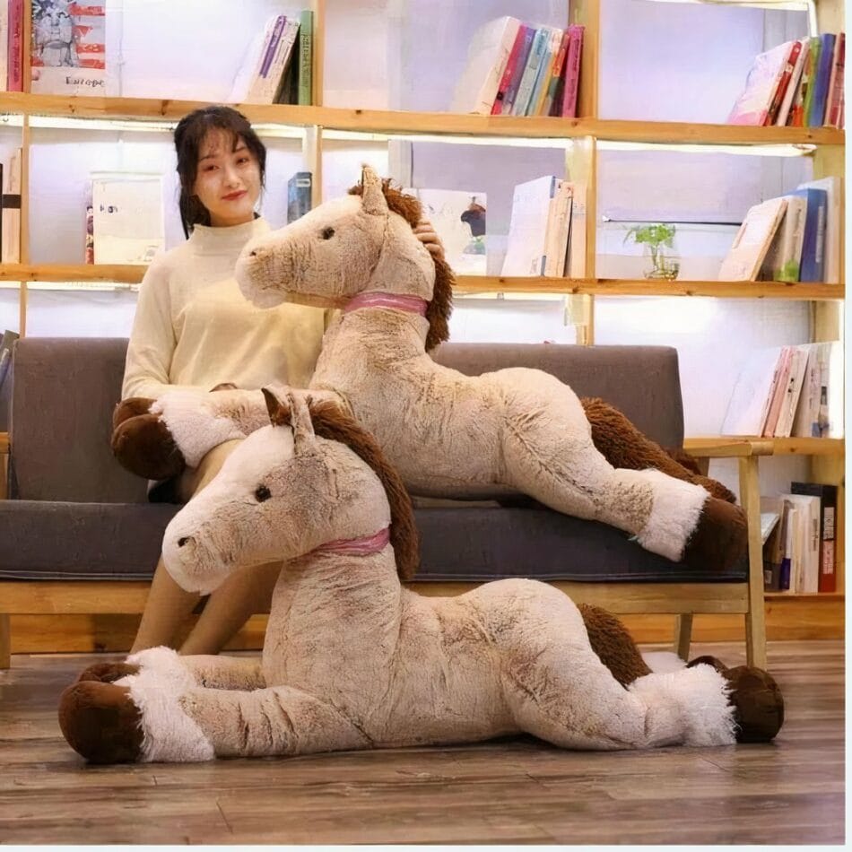 Beige Knuffelpaard Liggend Voor Bed en Bank Zachte Metgezel De Knuffel