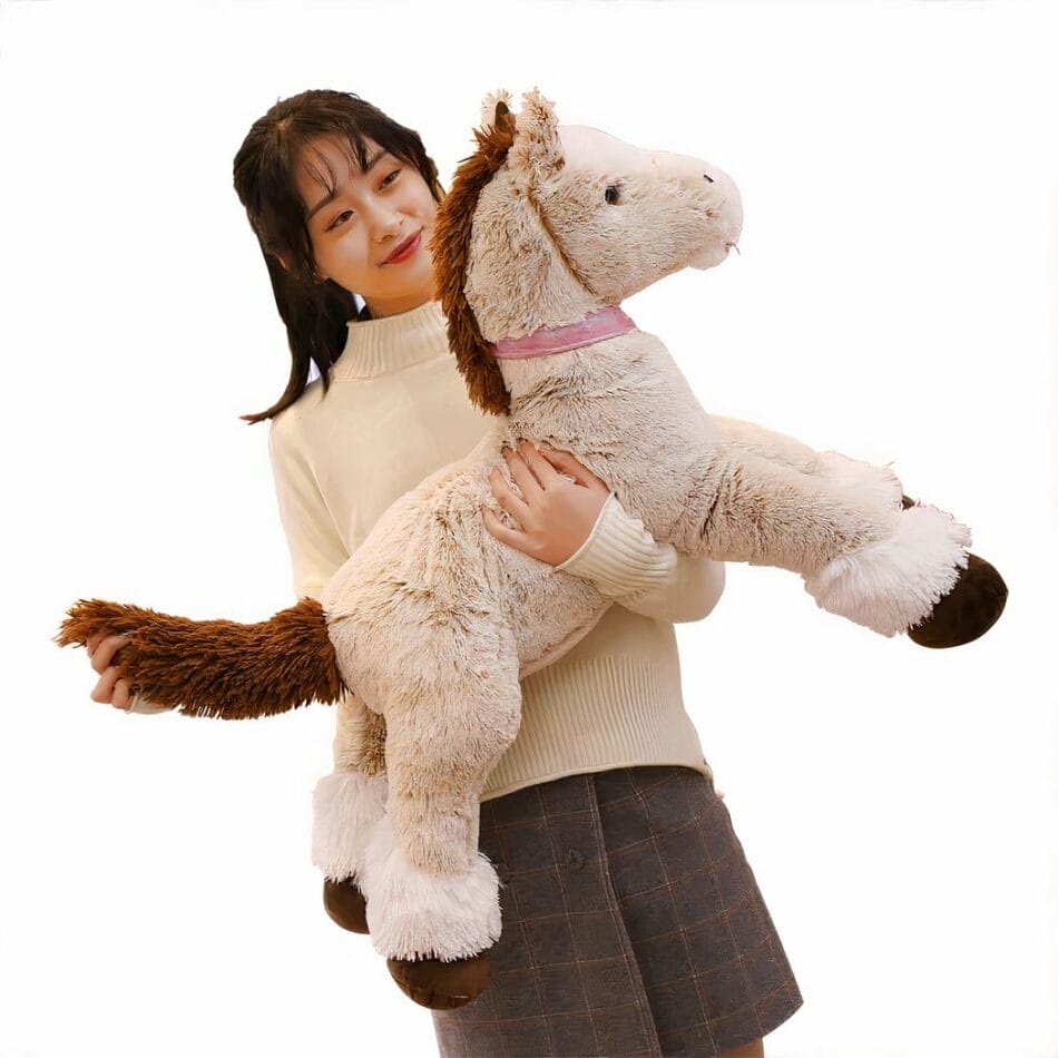 Beige Knuffelpaard Liggend Voor Bed en Bank Zachte Metgezel De Knuffel