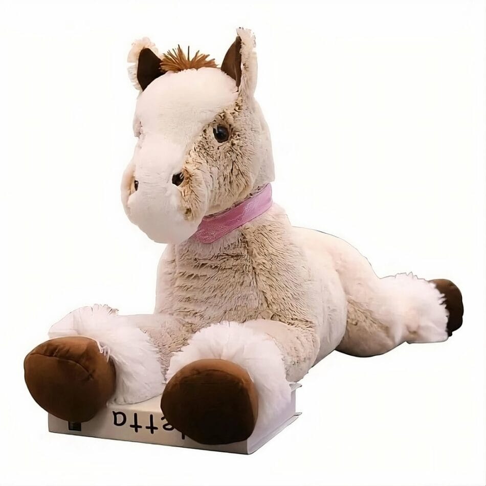 Beige Knuffelpaard Liggend Voor Bed en Bank Zachte Metgezel De Knuffel