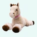 Beige Knuffelpaard Liggend Voor Bed en Bank Zachte Metgezel De Knuffel
