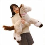 Beige Knuffelpaard Liggend Voor Bed en Bank Zachte Metgezel De Knuffel
