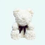 Blanche Witte Knuffelbeer Met Bloemaccenten En Fluwelige Vacht De Knuffel