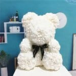 Blanche Witte Knuffelbeer Met Bloemaccenten En Fluwelige Vacht De Knuffel