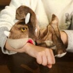Bruine Dinosaurus Knuffel Handpop, 25 cm, Speels Theatervriendje De Knuffel