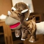Bruine Dinosaurus Knuffel Handpop, 25 cm, Speels Theatervriendje De Knuffel