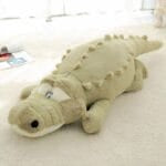 Groene Knuffel Krokodil Kussen Met Zwarte Vlekjes En Glimlach De Knuffel