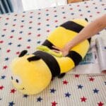 Grote Bijenkoningin Knuffel Met Reiskussen En Vleugels De Knuffel