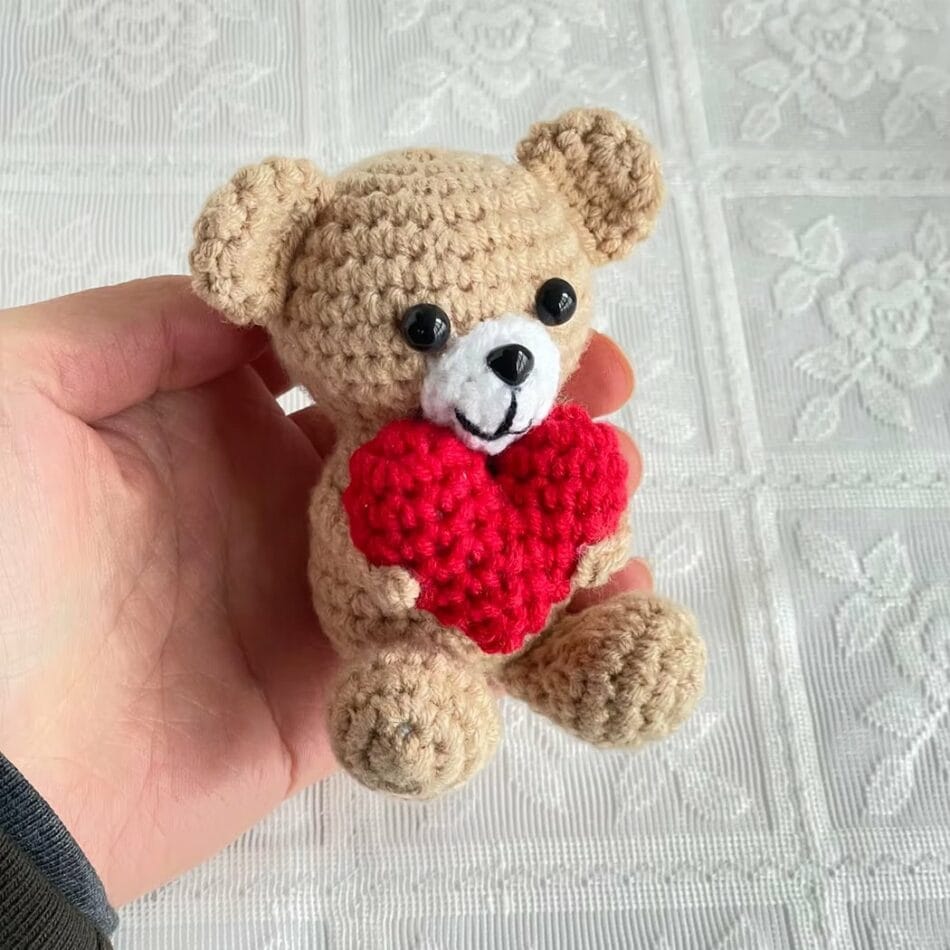 Handgemaakte Crochet beer met felrood hartje De Knuffel