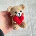 Handgemaakte Crochet beer met felrood hartje De Knuffel