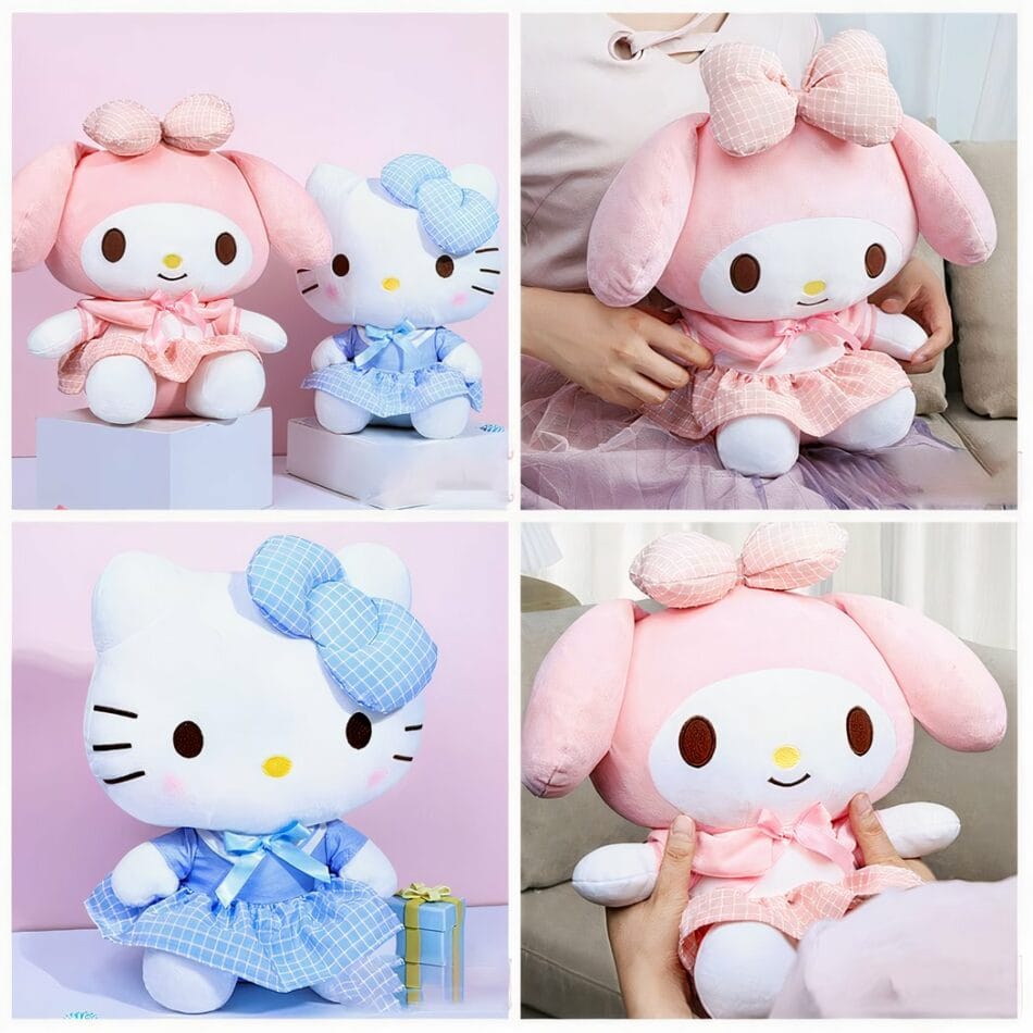 Hello Kitty Knuffel 33 cm in Roze en Blauwe Uniform De Knuffel