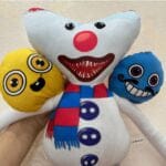 Knuffel Huggy Wuggy Eng Clown met Felgekleurde Clownkop De Knuffel