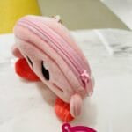 Kleine Handtas Kirby Met Kirbyfiguurtje Aan De Voorkant De Knuffel