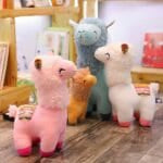 Kleurrijke Handgemaakte Alpaca Knuffel Met Glimlach En Zachte Vacht De Knuffel