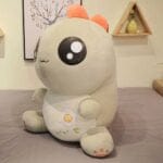 Knuffel Baby Dinosaurus Kawaii Met Kleurrijk Outfit En Glimlach De Knuffel