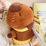 Knuffel Capybara 35 cm Verkleed als Bijenkostuum De Knuffel