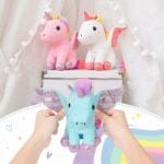 Knuffel Eenhoorn Met Glinsterende Vleugels En Regenboogmanen De Knuffel
