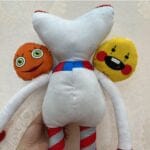 Knuffel Huggy Wuggy Eng Clown met Felgekleurde Clownkop De Knuffel