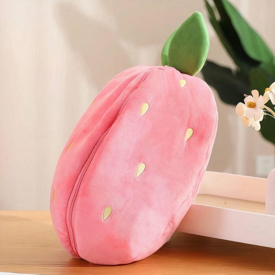 Knuffel Konijn Transformeert in Roze Aardbei met Groen Blaadje De Knuffel