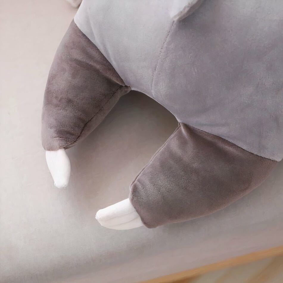 Knuffel Luiaard Grijs Met Kussenfunctie Onderweg De Knuffel
