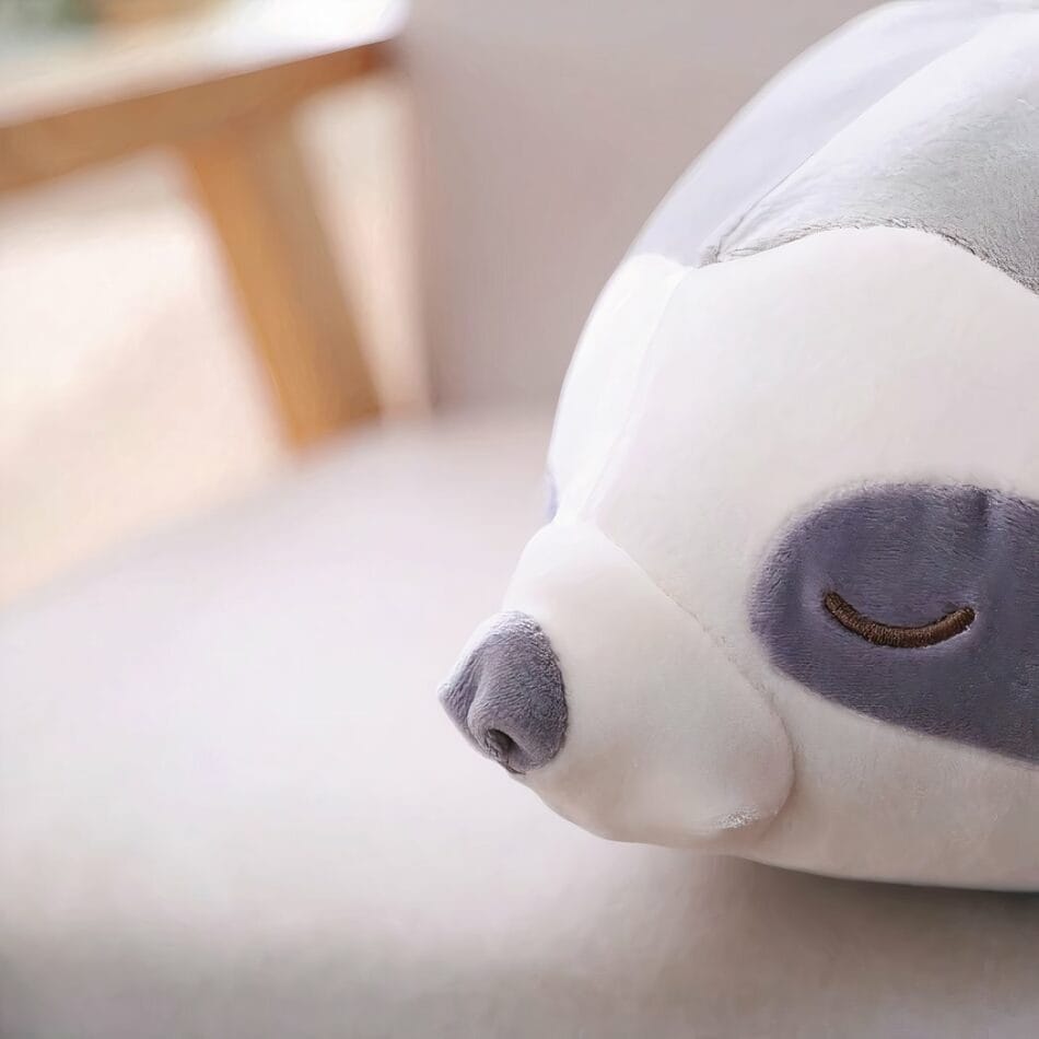 Knuffel Luiaard Grijs Met Kussenfunctie Onderweg De Knuffel