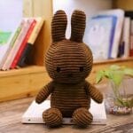 Knuffel Miffy Côtelé Bruin 25 cm Met Klassieke Uitdrukking De Knuffel