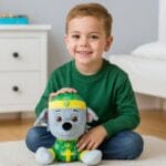 Knuffel Rocky Pat Patrouille Chiot met Bandana in Teamkleuren De Knuffel