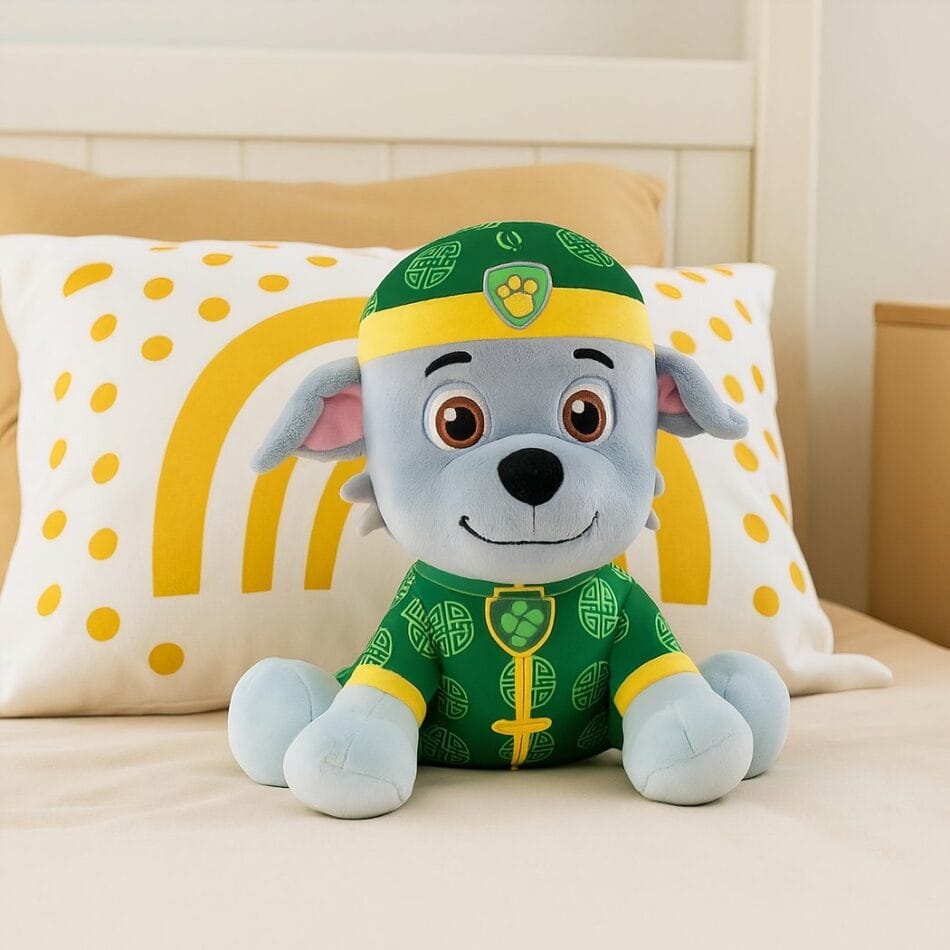 Knuffel Rocky Pat Patrouille Chiot met Bandana in Teamkleuren De Knuffel