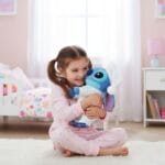 Knuffel Stitch in Pyjama met Wit Nachtbonnetje De Knuffel