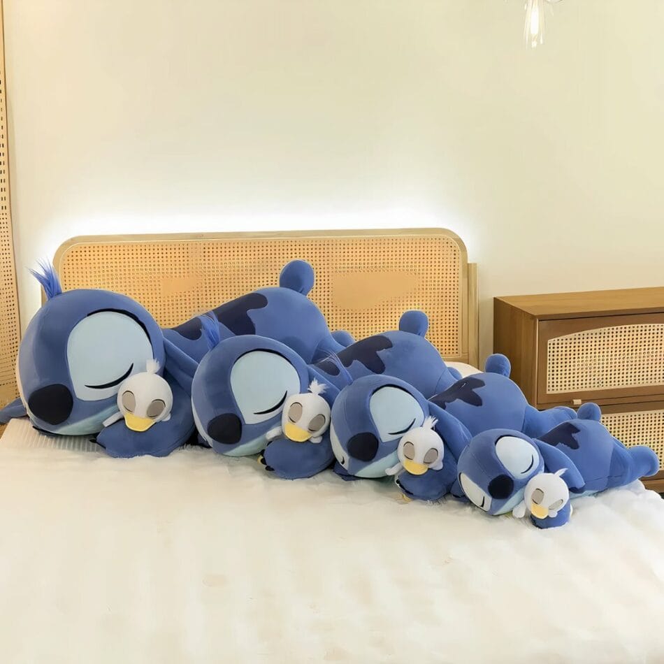 Knuffel Stitch Liggend Met Eendje Zachte Slaapknuffel De Knuffel