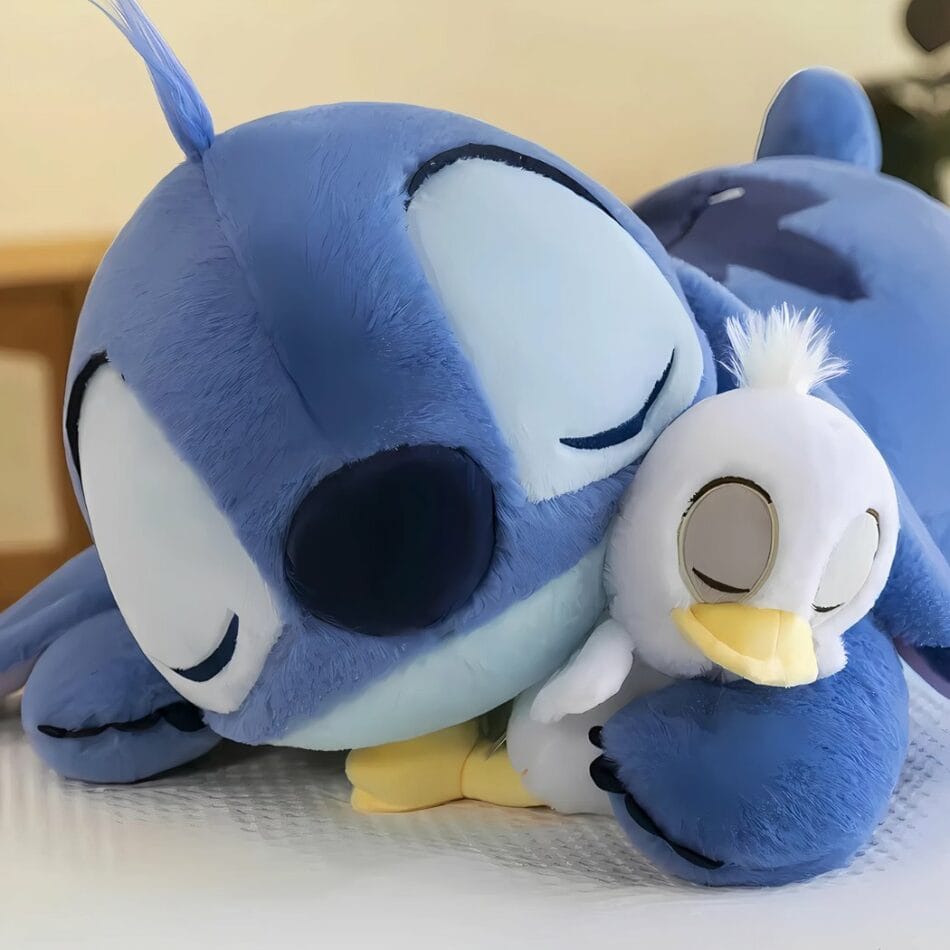 Knuffel Stitch Liggend Met Eendje Zachte Slaapknuffel De Knuffel