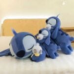 Knuffel Stitch Liggend Met Eendje Zachte Slaapknuffel De Knuffel