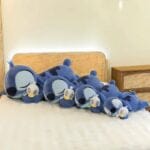 Knuffel Stitch Liggend Met Eendje Zachte Slaapknuffel De Knuffel