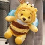 Knuffel Winnie de Pooh Met Bijenoutfit 50 cm De Knuffel