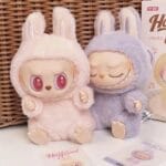 Labubu Stijl Zittende Knuffel Met Speels Ontwerp De Knuffel