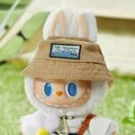 Labubu Tuinier Knuffel in Groene Salopette De Knuffel