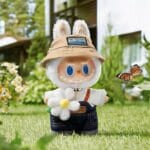Labubu Tuinier Knuffel in Groene Salopette De Knuffel