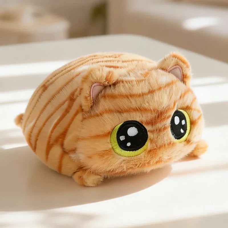 Liggende Kat Knuffel 15 cm | Britse Korthaar, Siamees of Lapjeskat De Knuffel Goudkleurige kat